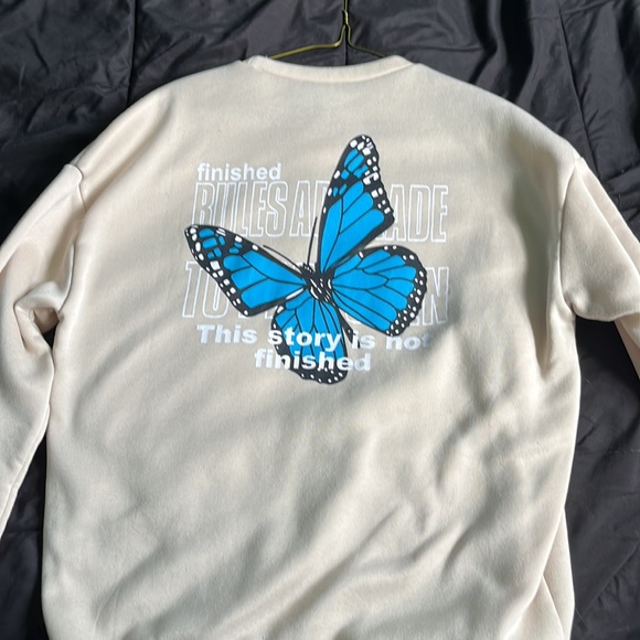 crew neck, i haven't wore it since i got it. It is beautiful - Picture 5 of 5